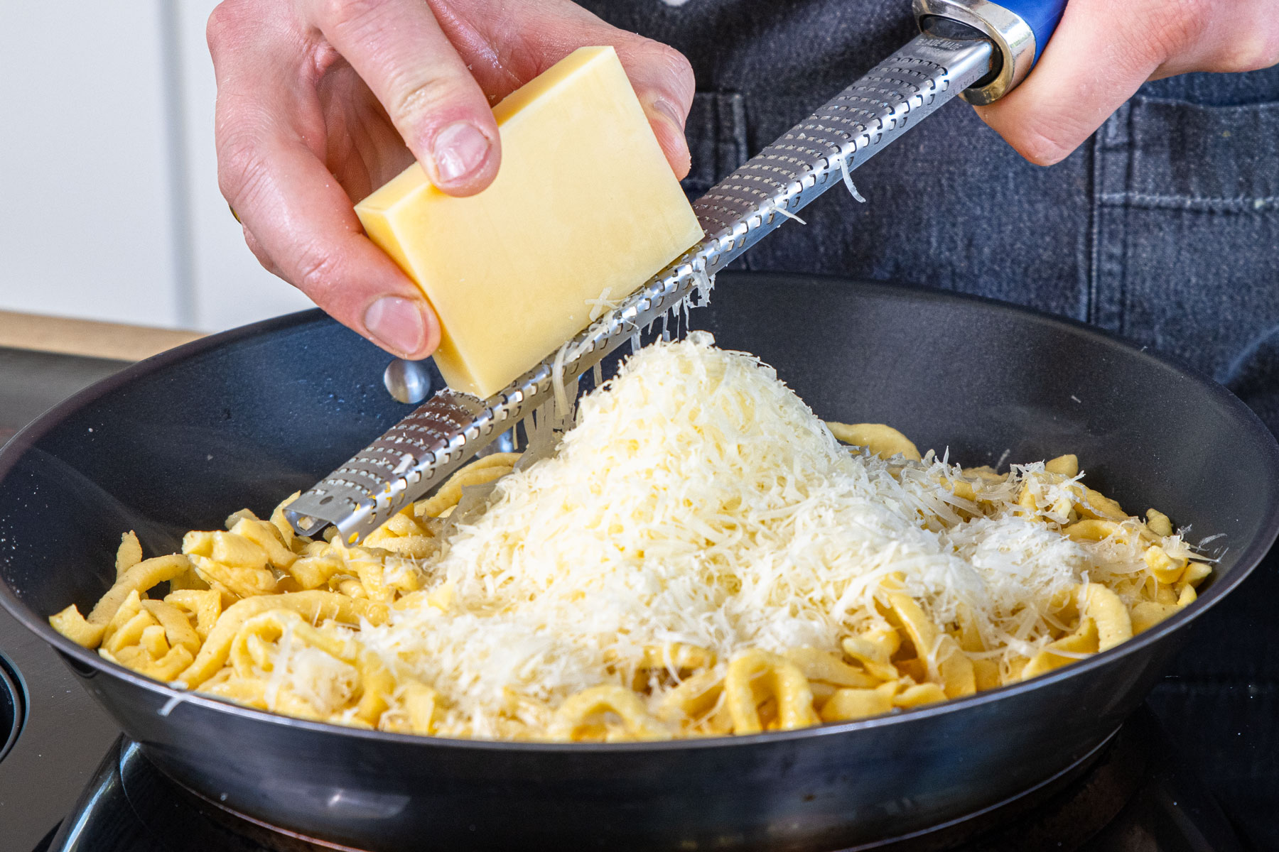 Schnelle Käsespätzle mit Röstzwiebeln | Rezept- eat.de