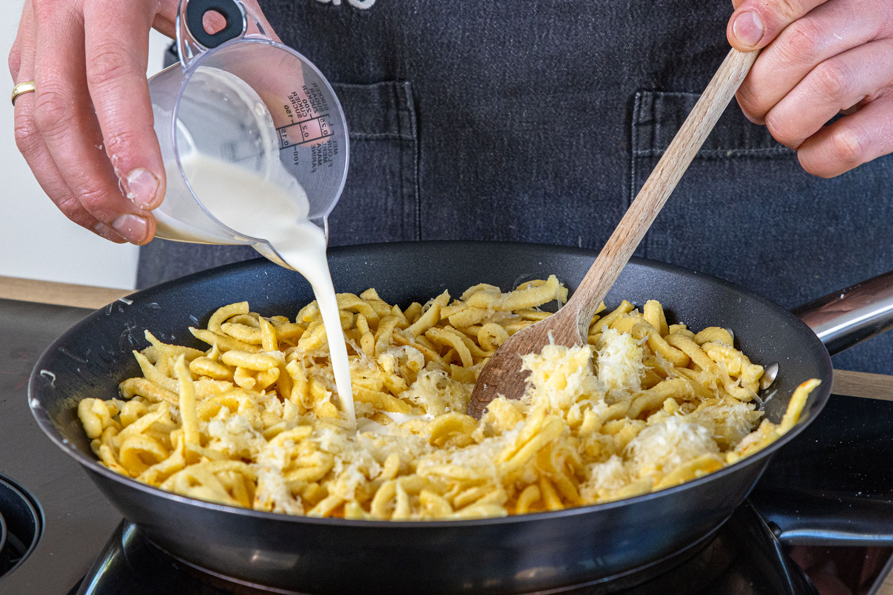 Schnelle Käsespätzle mit Röstzwiebeln