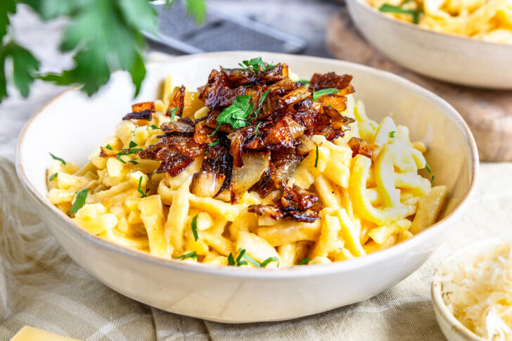Schnelle Käsespätzle mit Röstzwiebeln