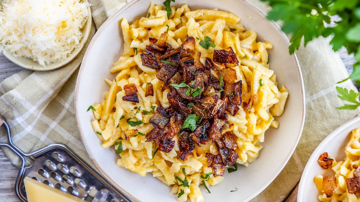Schnelle Käsespätzle mit Röstzwiebeln
