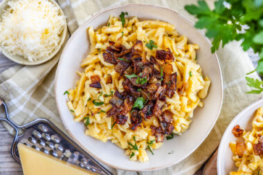 Schnelle Käsespätzle mit Röstzwiebeln