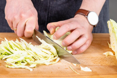 Spitzkohl schneiden