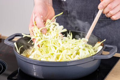 Spitzkohl dazugeben