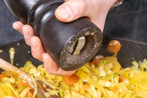 Schnelle vegetarische Spitzkohlpfanne würzen
