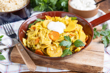 Schnelle vegetarische Spitzkohlpfanne