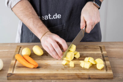Kartoffeln in Würfel schneiden