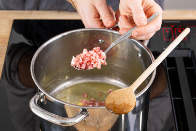 Schinkenwürfelin Butter auslassen