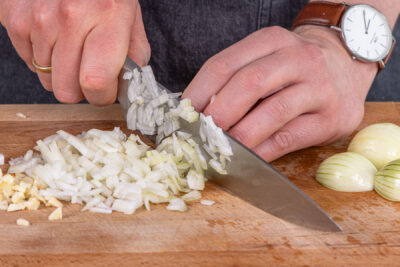 Zwiebel sowie Knoblauch schneiden