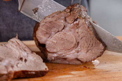 Schweinebraten aufschneiden