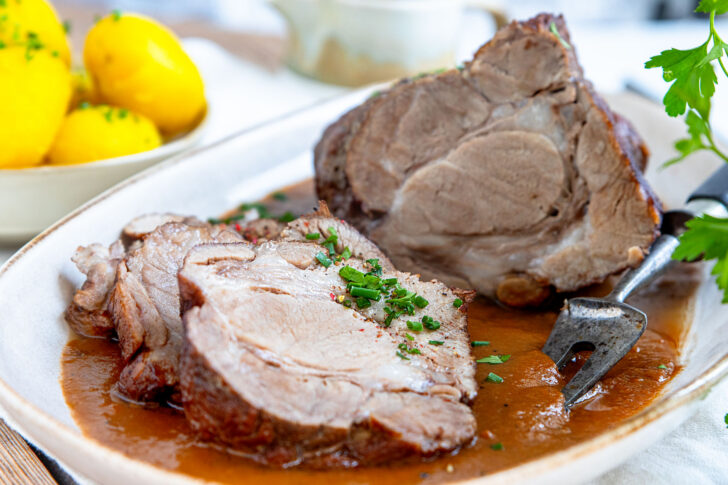 Klassischer Schweinebraten im Backofen: ganz zart