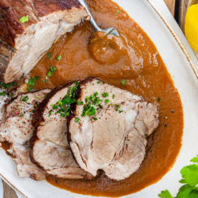 Klassischer Schweinebraten im Backofen: ganz zart