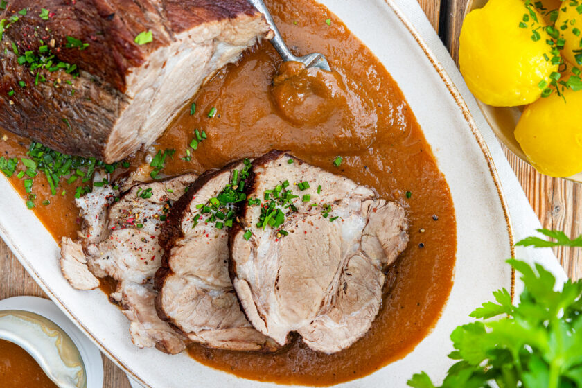 Klassischer Schweinebraten im Backofen: ganz zart