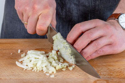 Zwiebel würfeln