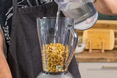 Sojabohnen und Wasser in den Mixer geben