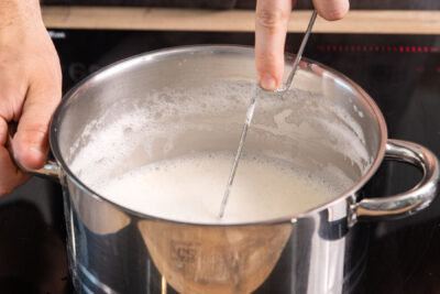 Sojamilch kochen lassen