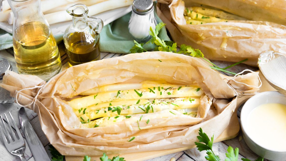 Spargel im Backofen: ganz einfach mit Backpapier