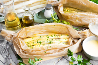 weißen Spargel im Backpapier garen