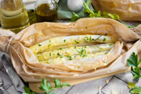 weißen Spargel im Backpapier garen