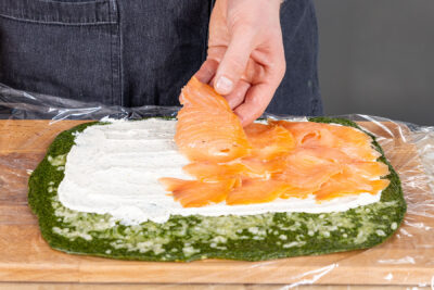 Lachs auf den Frischkäse legen