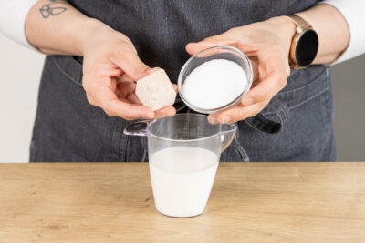 Hefe und Zucker in Milch auflösen