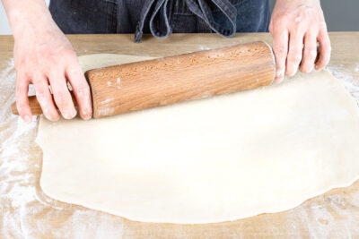 Strudelteig ausrollen