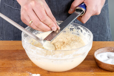 Masse mit Muskatnuss würzen