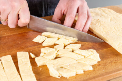 Suppeneinlage in Rauten schneiden