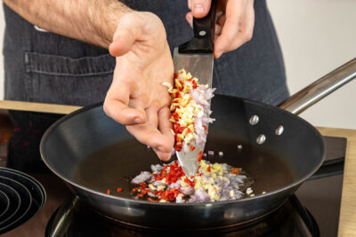 Ingwer, Zwiebel, Chili & Knoblauch anschwitzen