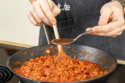 Teriyaki Sauce zur Thai-Bolognese geben