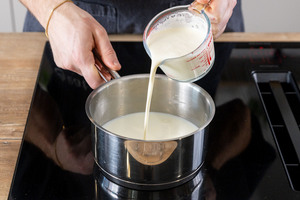 Sahne zur Milch gießen