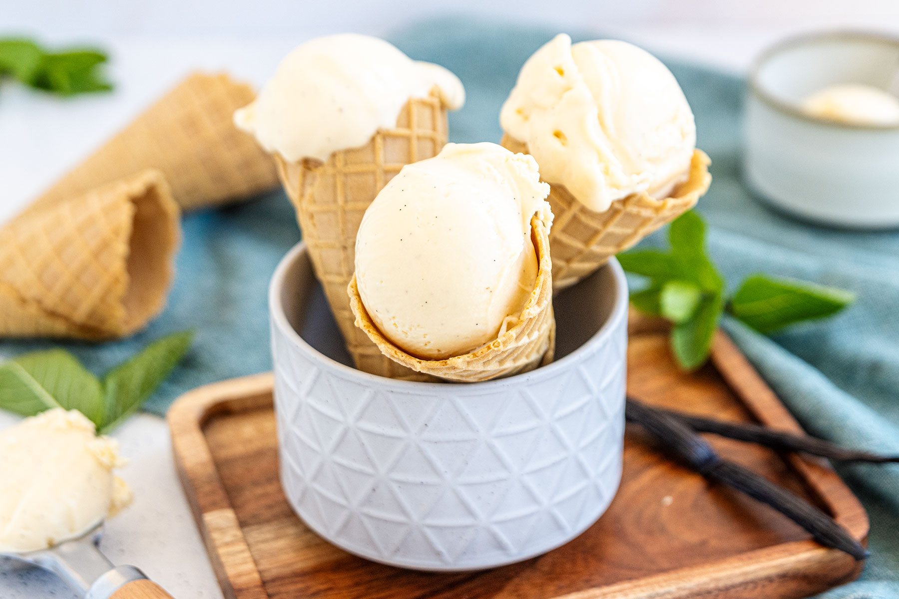 Wunderbar Cremiges Vanilleeis Mit Eismaschine Bild