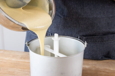 Vanilleeis in die Eismaschine füllen