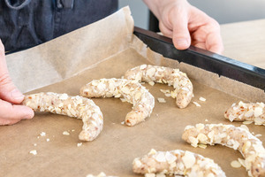 vegane Mandelhörnchen auf ein Backblech legen