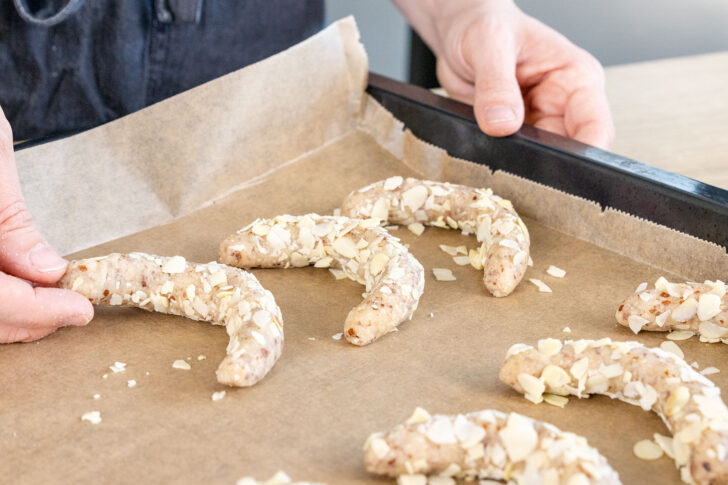 vegane Mandelhörnchen auf ein Backblech legen