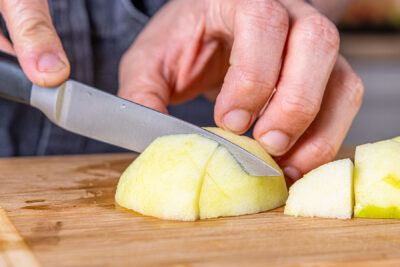Äpfel in Stücke schneiden