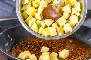 Äpfel in die Pfanne geben