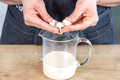 Hefe mit Zucker in Hafermilch auflösen