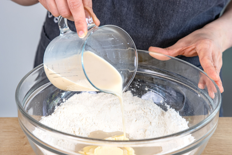 Hafermilch-Hefe-Mischung zu übrigen Zutaten geben