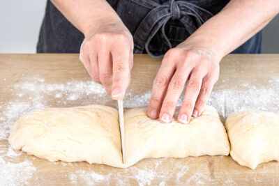 Veganen Hefeteig in 3 Teile teilen