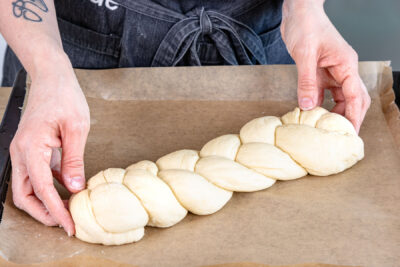 Veganen Hefezopf auf Backblech legen