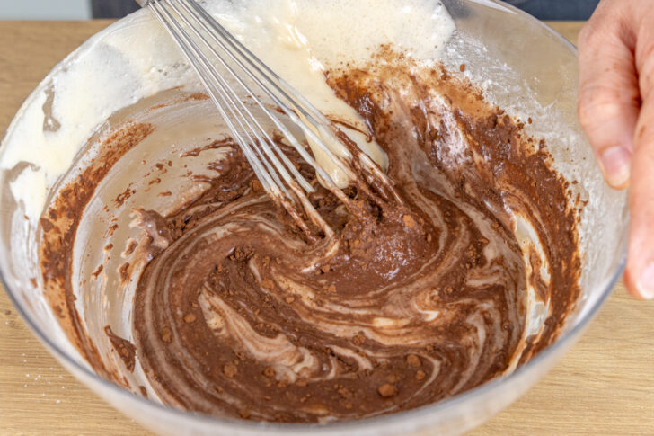 Kakao in veganen Marmorkuchenteig rühren