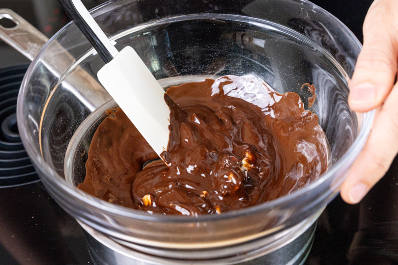 Schokolade mit der veganen Butter überm Wasserbad schmelzen