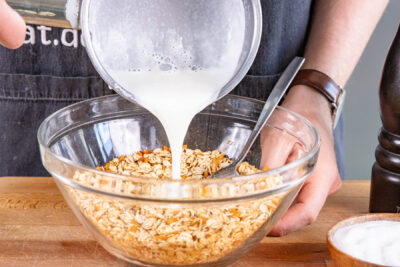 Milch dazugießen