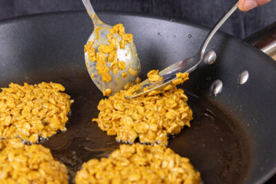 Vegetarische Frikadellen braten