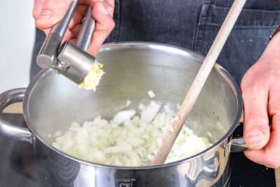 Knoblauch und Zwiebeln anschwitzen