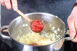 Tomatenmark und Paprikapulver dazugeben