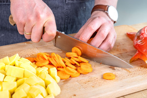 Kartoffeln und Karotten schneiden