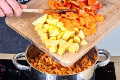 Gemüse zur vegetarischen Gulaschssuppe geben