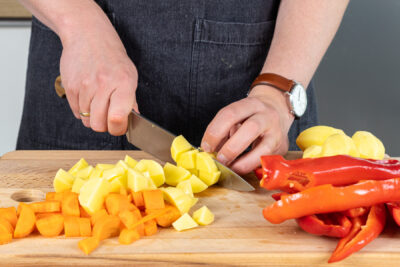 Kartoffeln, Karotten und Paprika in mundgerechte Stücke schneiden