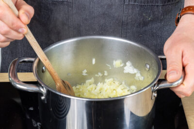 Knoblauch und Zwiebeln anbraten